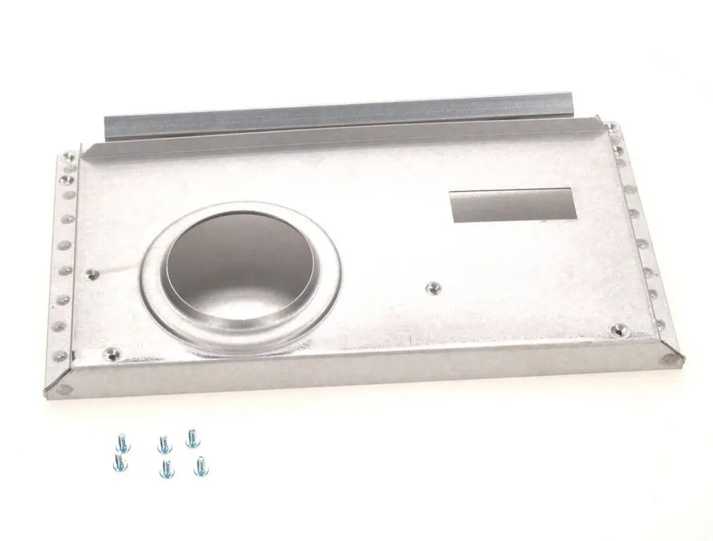 BOSCH Abgassammlerblech aus Metall mit einem runden und einem rechteckigen Ausschnitt, umgeben von Schraublöchern. Sechs Metallschrauben liegen daneben.